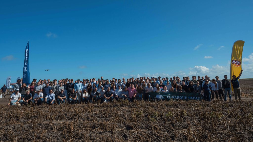 Un grupo grande de personas en un entorno de campo bajo un cielo despejado