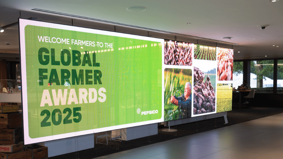 Pantalla LED con una imagen en fondo verde y el texto: GLOBAL FARMER AWARDS 2025