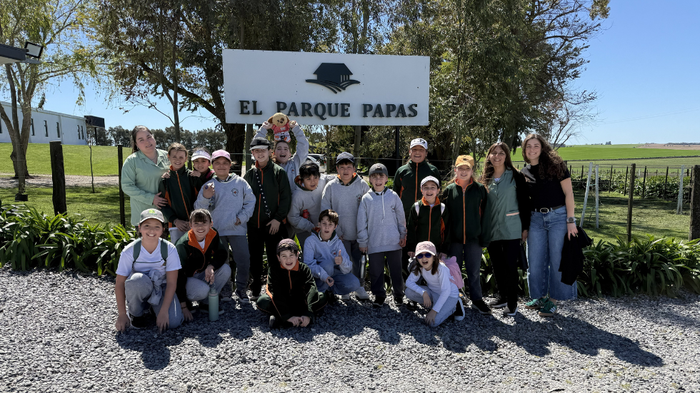 Alumnos de cuarto grado con el cartel de El Parque Papas