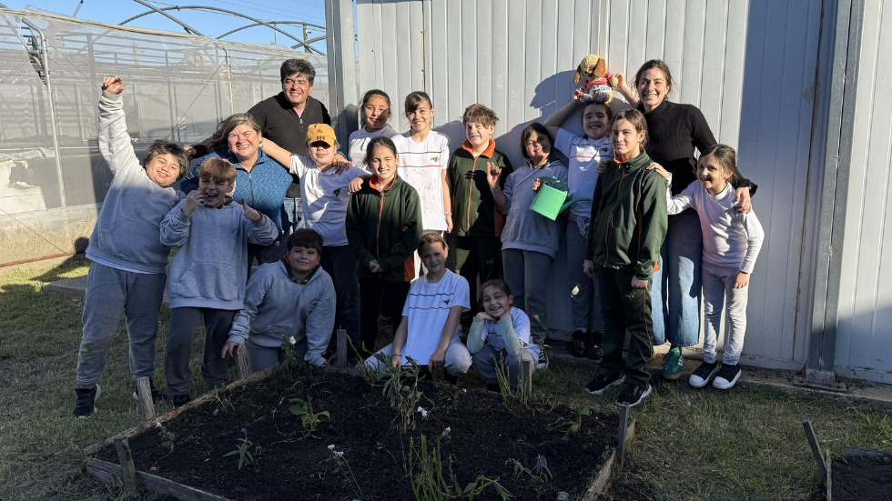 Foto grupal de los alumnos en su huerta
