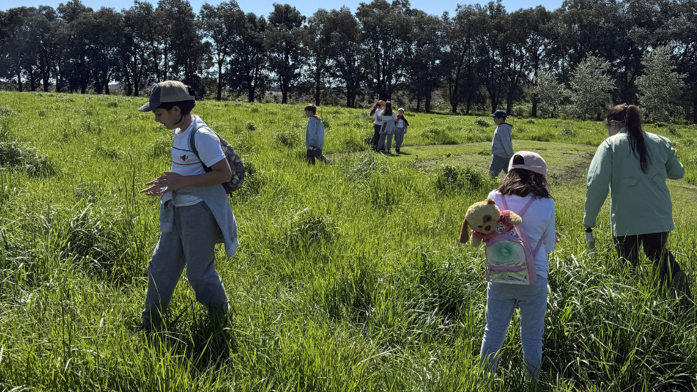 alumnos de cuarto grado recorriendo las áreas de conservación de biodiversidad