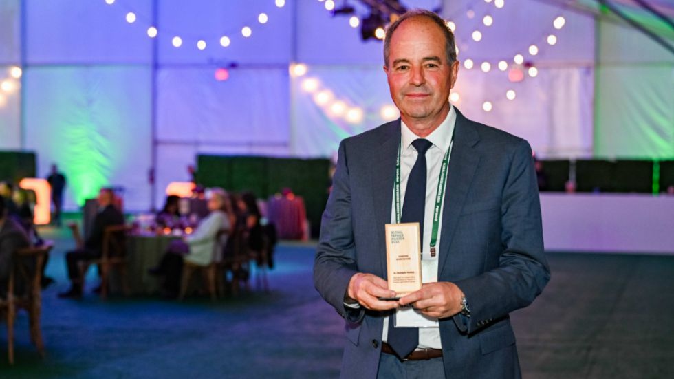 Nuestro CEO, Walter Hernandez con el reconocimiento en los Global Farmer Awards